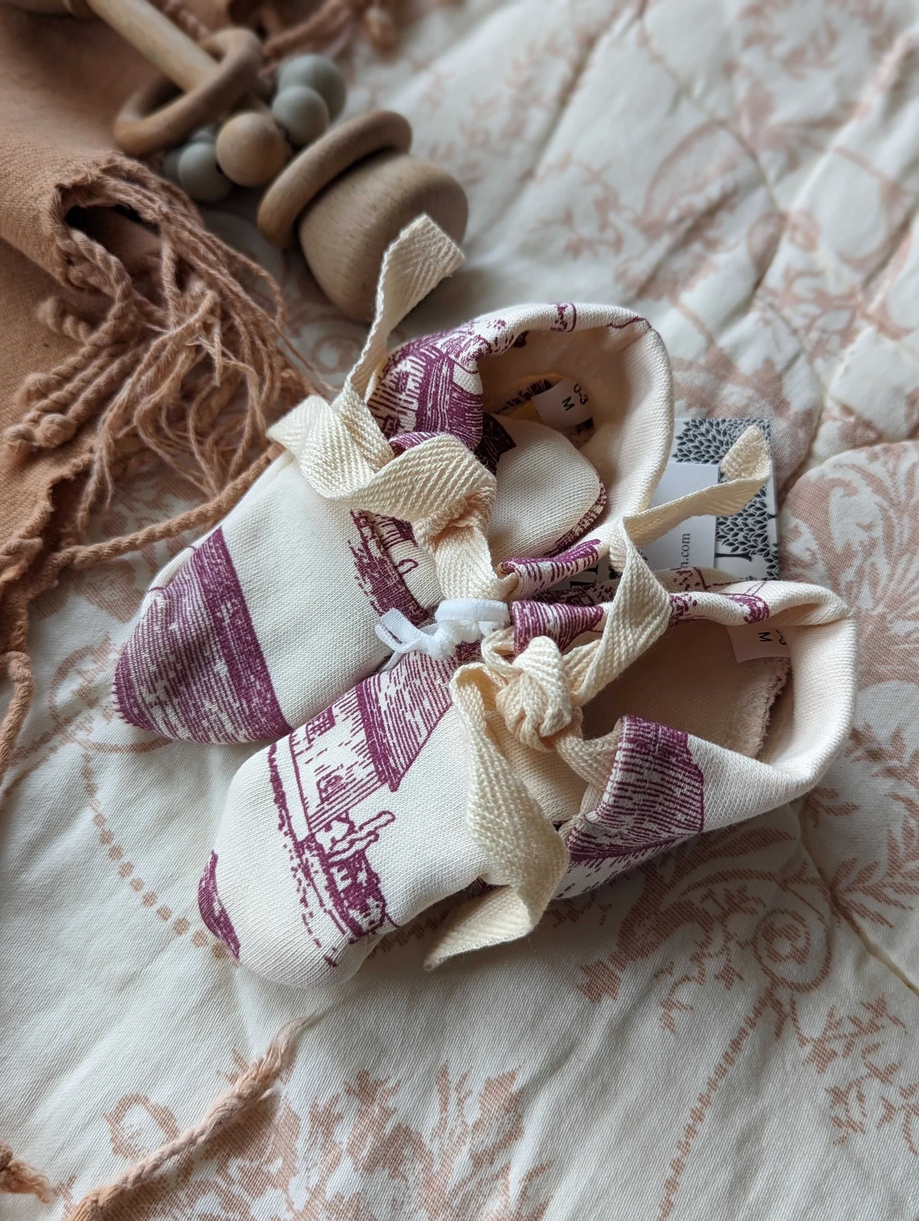 Kate Quinn Cloth Tie Booties in a Rustic Cabin Print (0-3m)